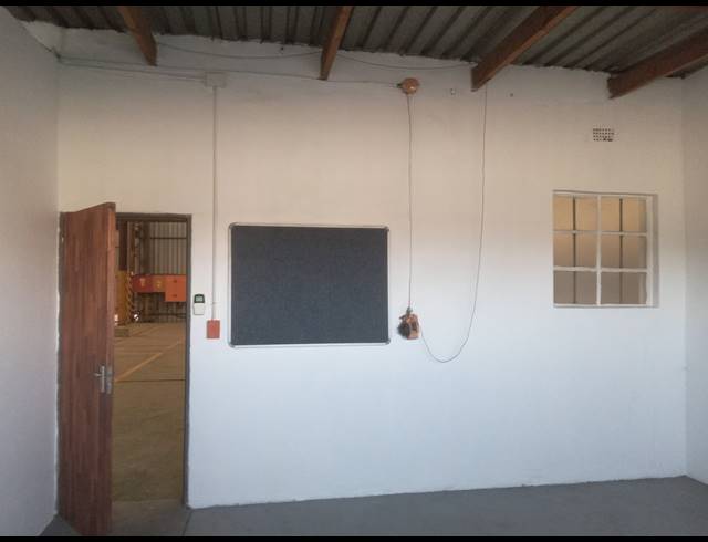 513M² BUILDING TO LET IN APEX